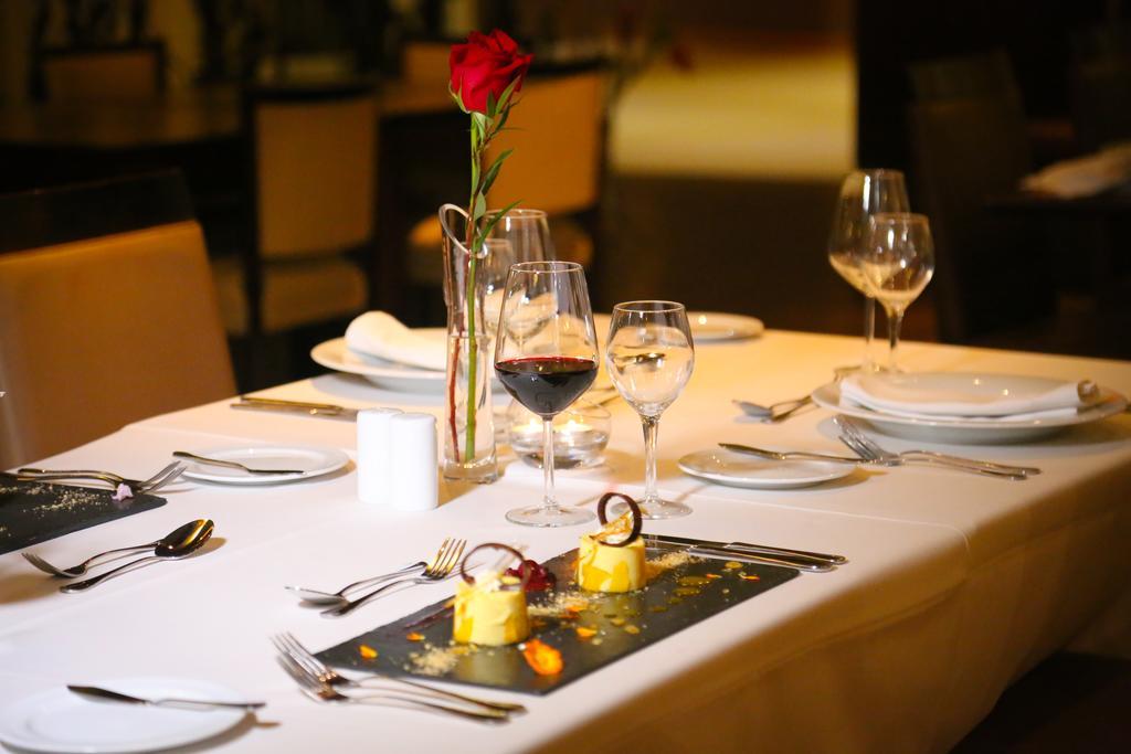 Mds Hotel Calama Extérieur photo A restaurant table set for fine dining